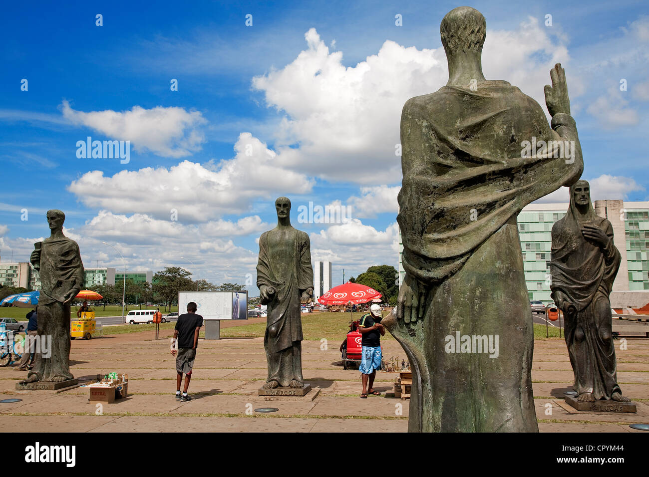 Brésil Brasilia inscrite au Patrimoine Mondial de l'UNESCO évangélistes statue devant Metropolitana Nossa Senhora Aparecida Banque D'Images