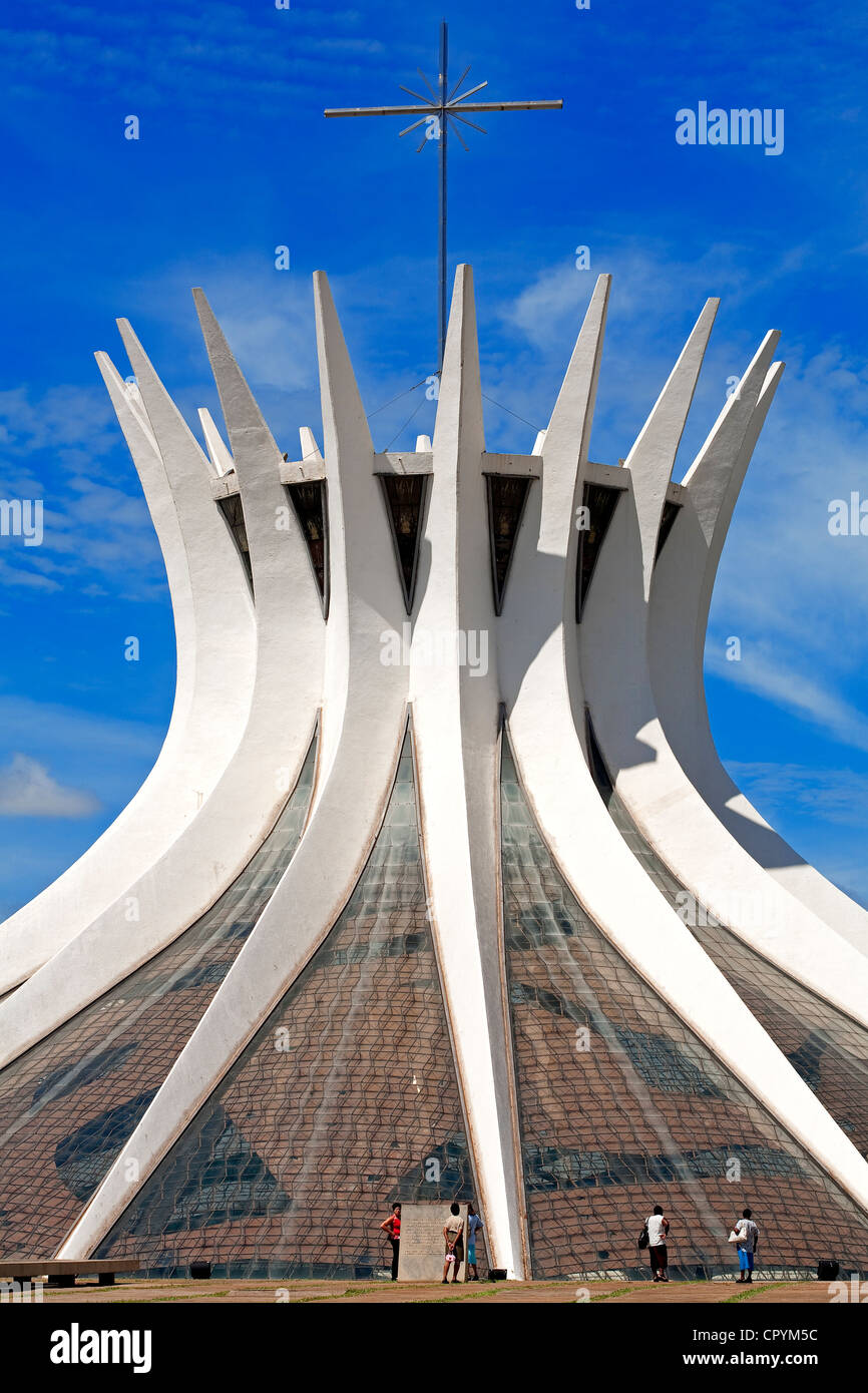 Brésil Brasilia inscrite au Patrimoine Mondial de l'UNESCO Metropolitana Nossa Senhora Aparecida cathédrale par l'architecte Oscar Niemeyer Banque D'Images