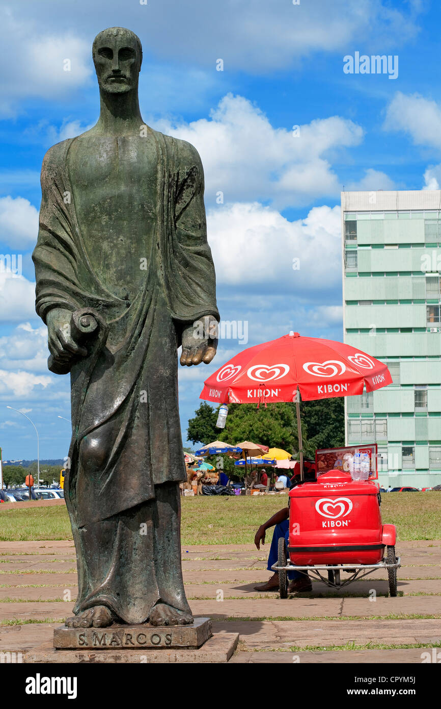 Brésil, Brasilia, UNESCO World Heritage, statue de St case en face de la cathédrale Metropolitana Nossa Senhora Aparecida avec St Banque D'Images