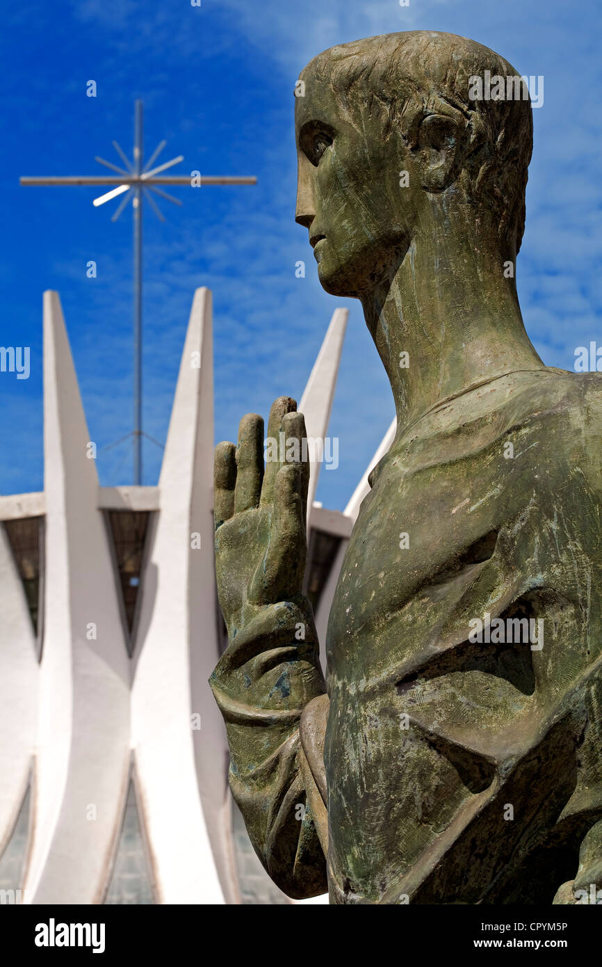 Brésil, Brasilia, UNESCO World Heritage, Metropolitana cathédrale Nossa Senhora Aparecida avec St John's statue Banque D'Images