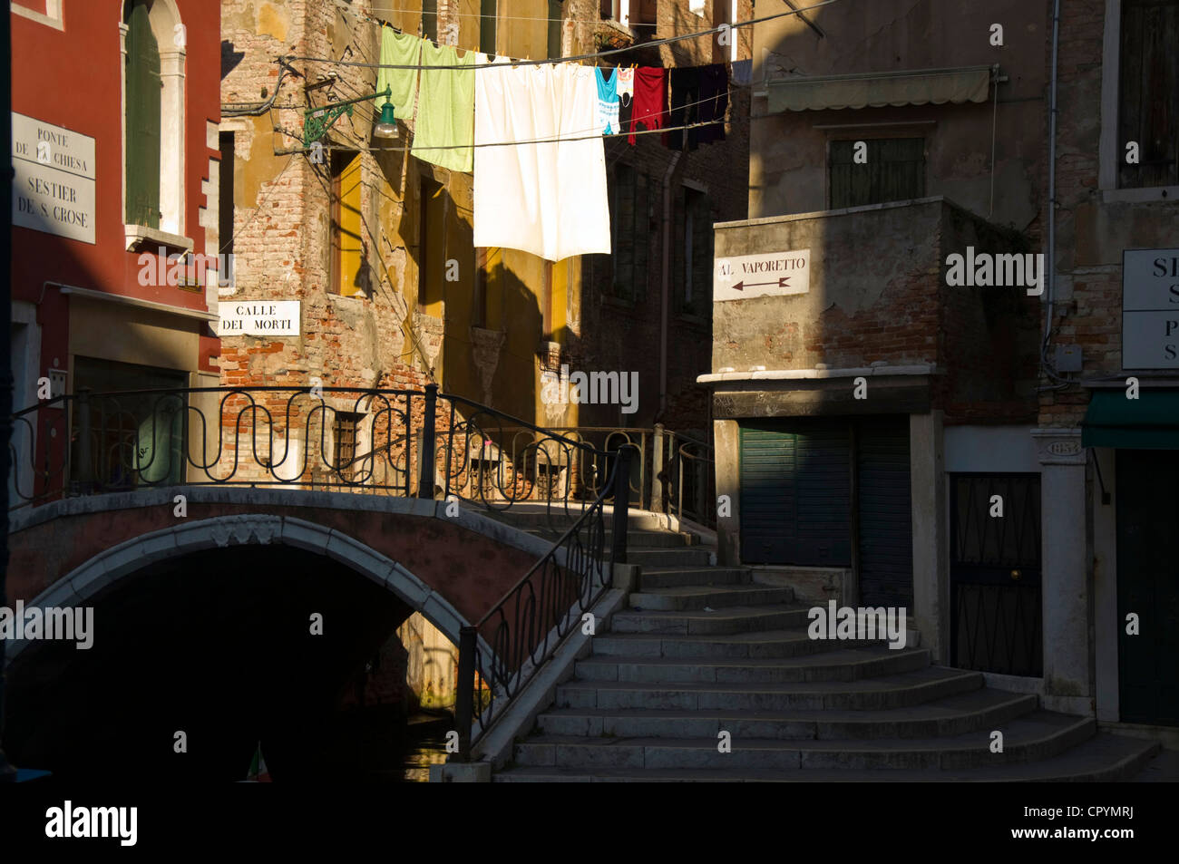 Ponte de la Chiesa Pont de l'Église et de séchage lavage à la ligne au-dessus de canal in Venice Banque D'Images