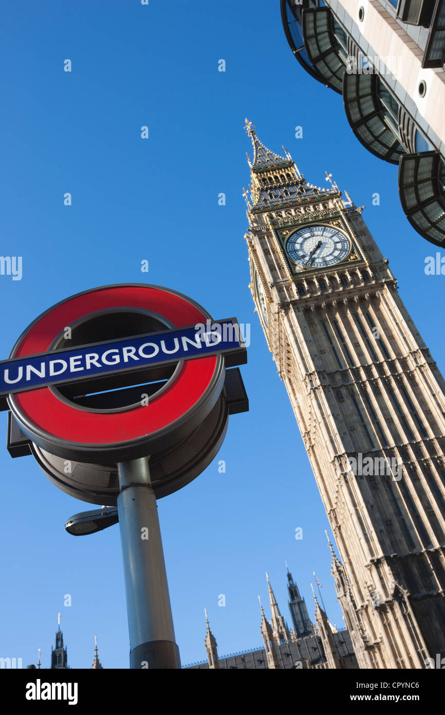 Big Ben et les chambres du Parlement avec Underground sign, Londres, Angleterre, Royaume-Uni, Europe Banque D'Images