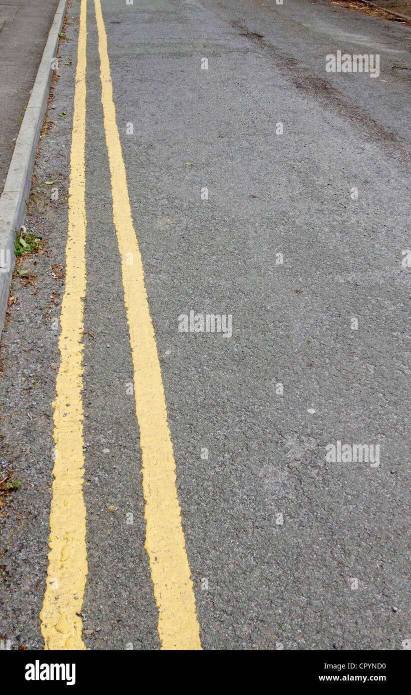 Les lignes jaunes double sur une route à Abergavenny, au Pays de Galles au Royaume-Uni. Banque D'Images