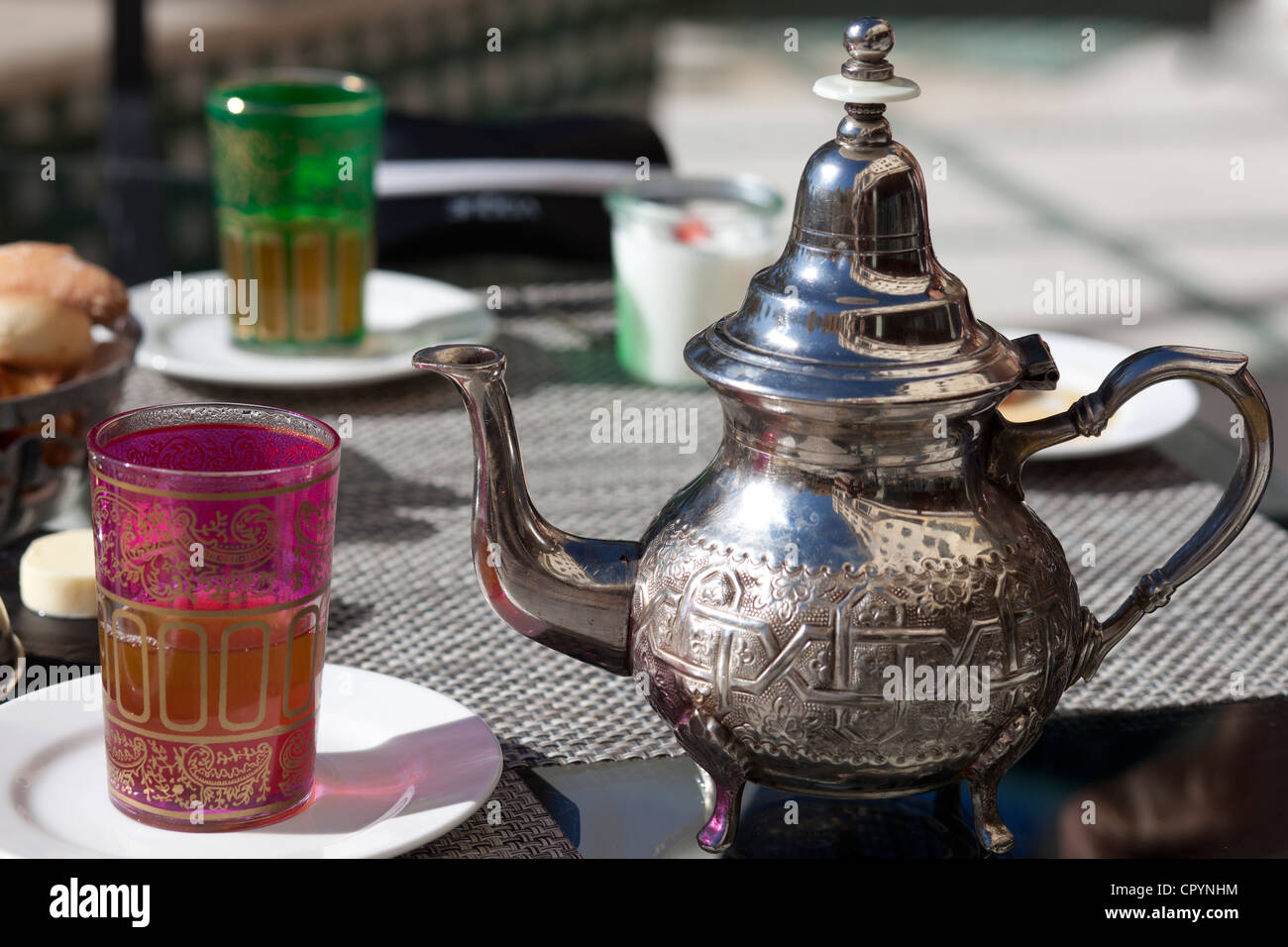 Théière et verres à thé au Maroc, l'Afrique Photo Stock - Alamy