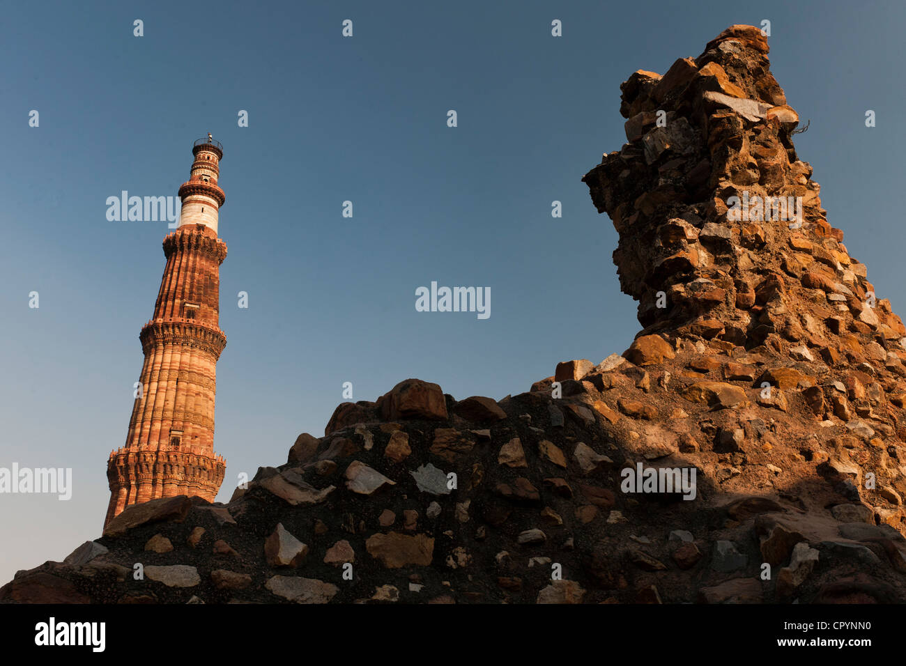 Qutb Minar minaret, du patrimoine culturel mondial de l'UNESCO, New Delhi, Inde Banque D'Images