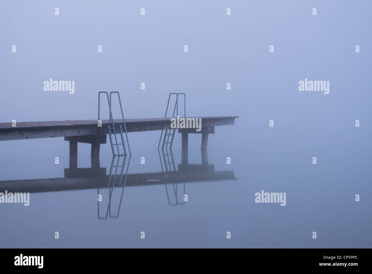 Jetée dans la brume d'automne sur un lac près du lac de Constance, Bade-Wurtemberg, Allemagne, Europe Banque D'Images