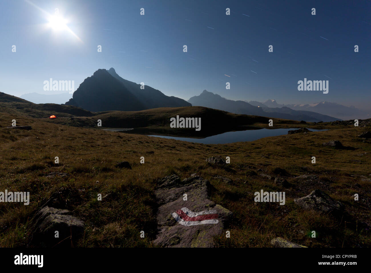 Photo de nuit, pleine lune sur le lac d'Berglimattsee avec tente et lumineux, panneau Alpes Glaronaises, canton de Glaris, Suisse Banque D'Images