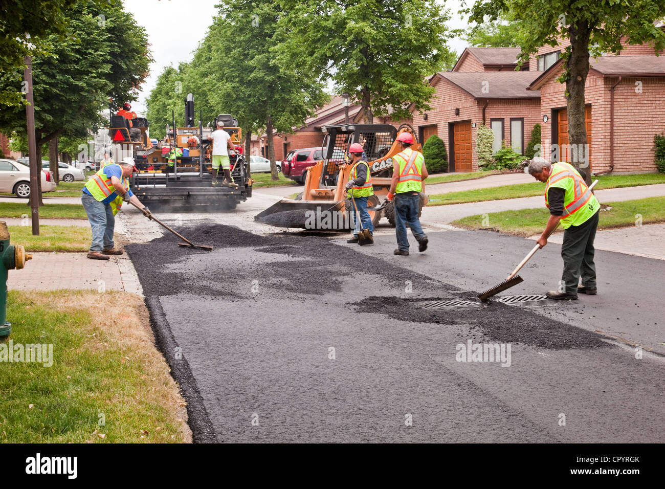 Route ou une rue re-paving ou le resurfaçage d'une subdivision ou développement résidentiel à Alliston;Ontario;Canada Banque D'Images