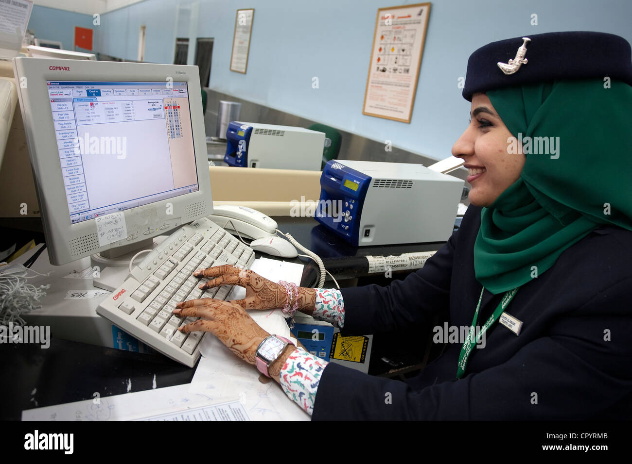 Oman, hôtesse de l'air, de la compagnie Omanair Banque D'Images