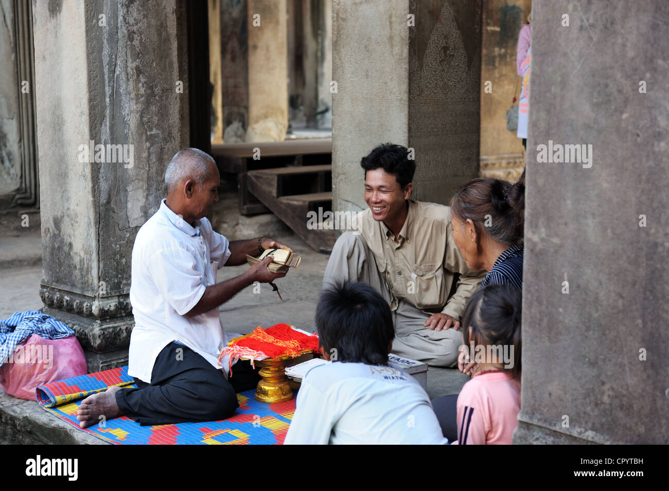 SIEM REAP, Cambodge - le 14 août : un groupe de résidents locaux exprimés fortune le 14 août 2011 à temple d'Angkor Wat, Siem Reap Banque D'Images