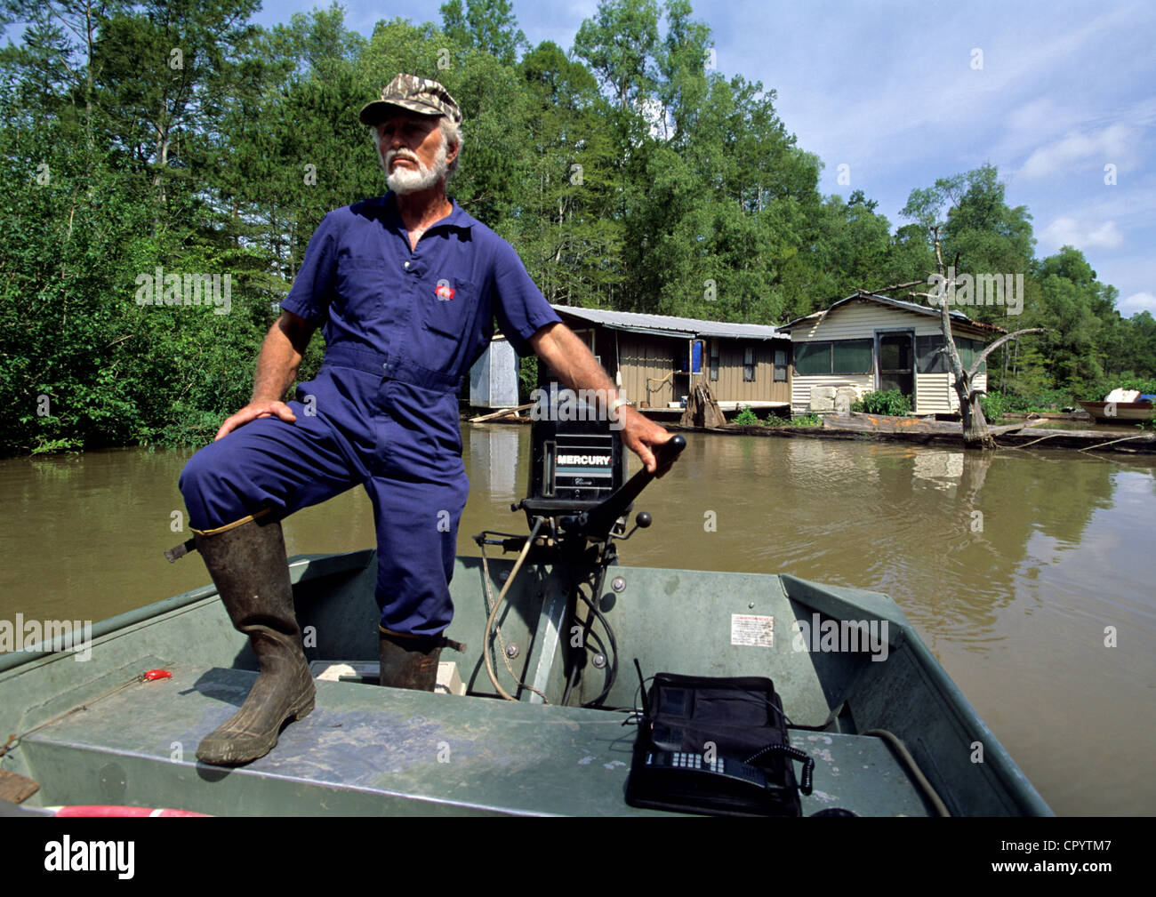 Etats-unis, Louisiane, bassin Atchafalaya, Norbert Leblanc et son bateau dans les bayous Banque D'Images