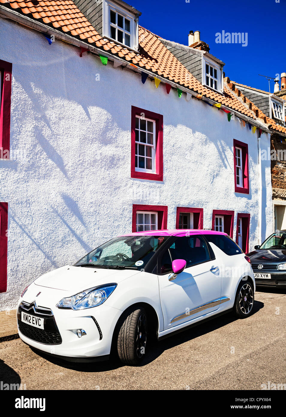Deux tons blanc et rose Citroen DS3 garée à côté d'un livre blanc et rose house, St Monans, Fife, en Écosse. Banque D'Images