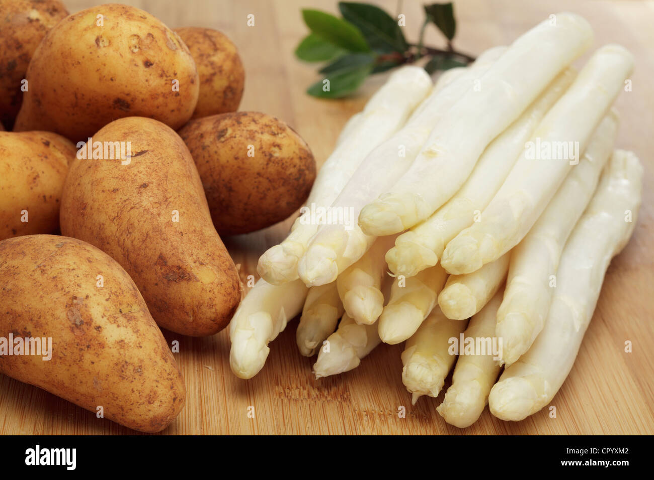 Asperges fraîches non pelées avec les pommes de terre nouvelles Banque D'Images