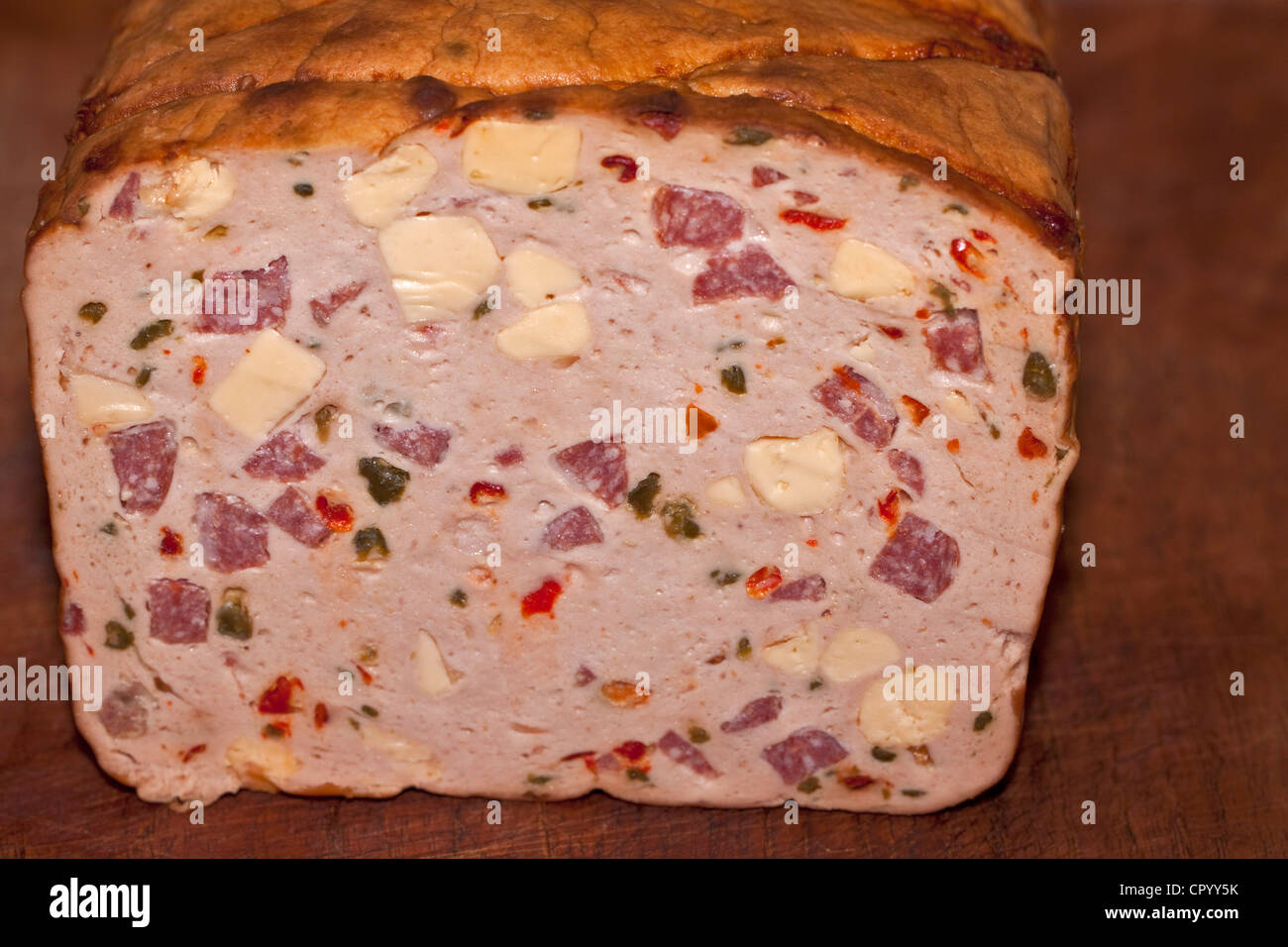 Leberkaese, Meat Loaf, pizza-style, sur une planche en bois Banque D'Images