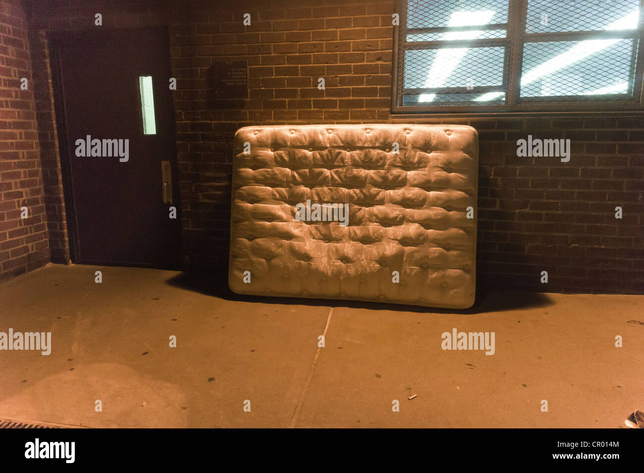 Un matelas vous attend gros pick-up dans le domaine des déchets d'un immeuble à New York Banque D'Images