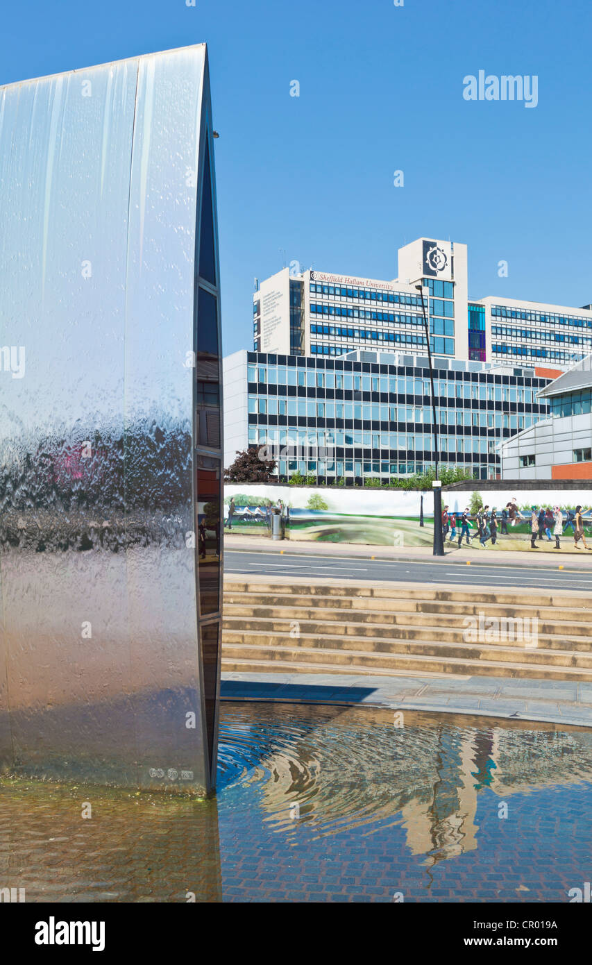 La fine pointe de la fontaine en face de l'université Sheffield Hallam city campus South Yorkshire england UK GB EU Europe Banque D'Images