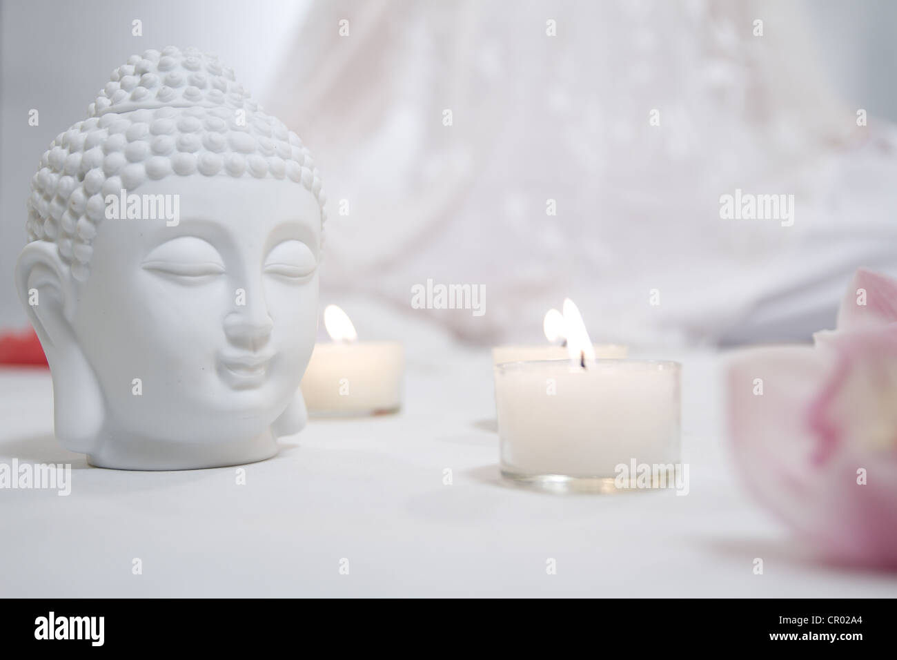 Bougies, Bouddha et la méditation figure Banque D'Images