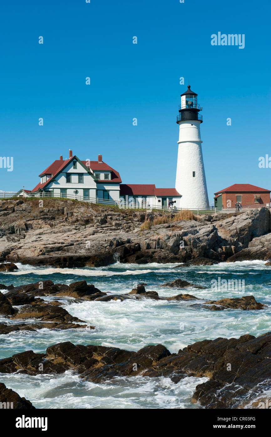 Phare, des vagues se brisant sur les rochers, Portland Head Light, Cape Elizabeth, Portland, Maine, New England, USA, Amérique du Nord Banque D'Images