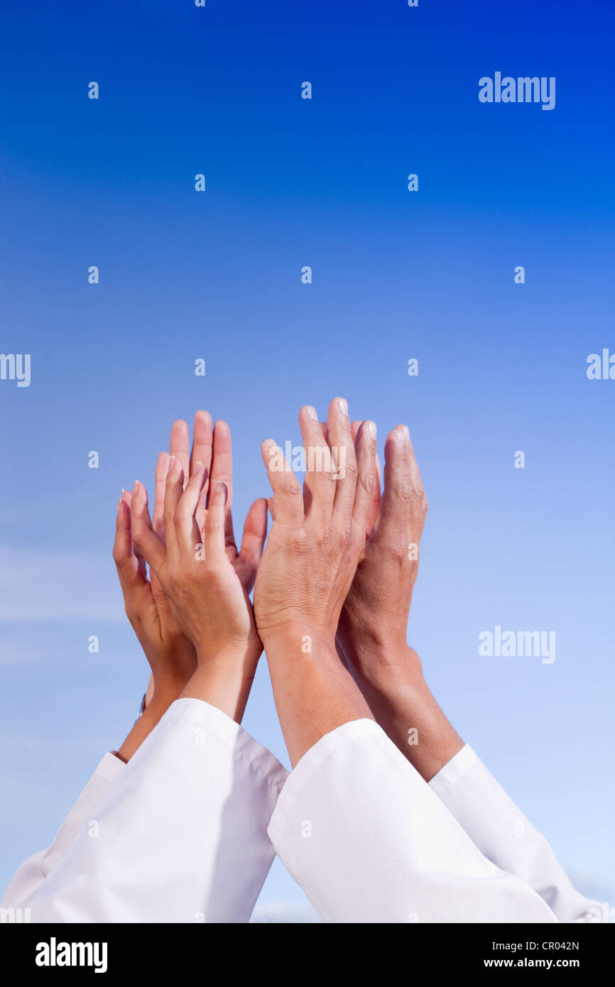 Haut les mains sur le ciel Banque D'Images