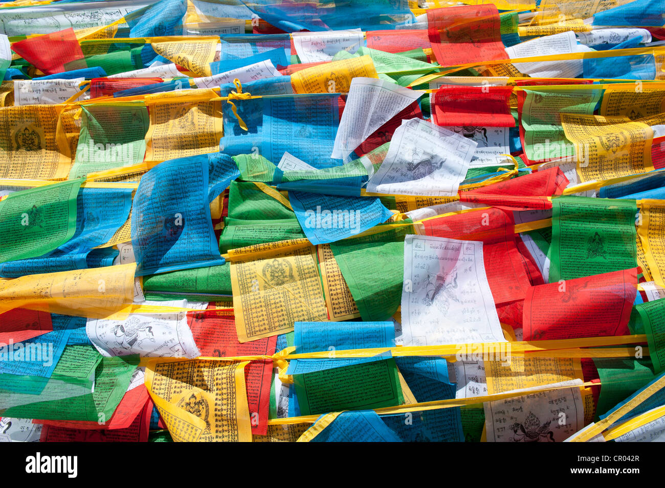 Beaucoup de drapeaux de prières colorés, Yumbulagang près de Luzhou, de l'Himalaya, le Tibet central, Ue-Tsang, dans la région autonome du Tibet Banque D'Images