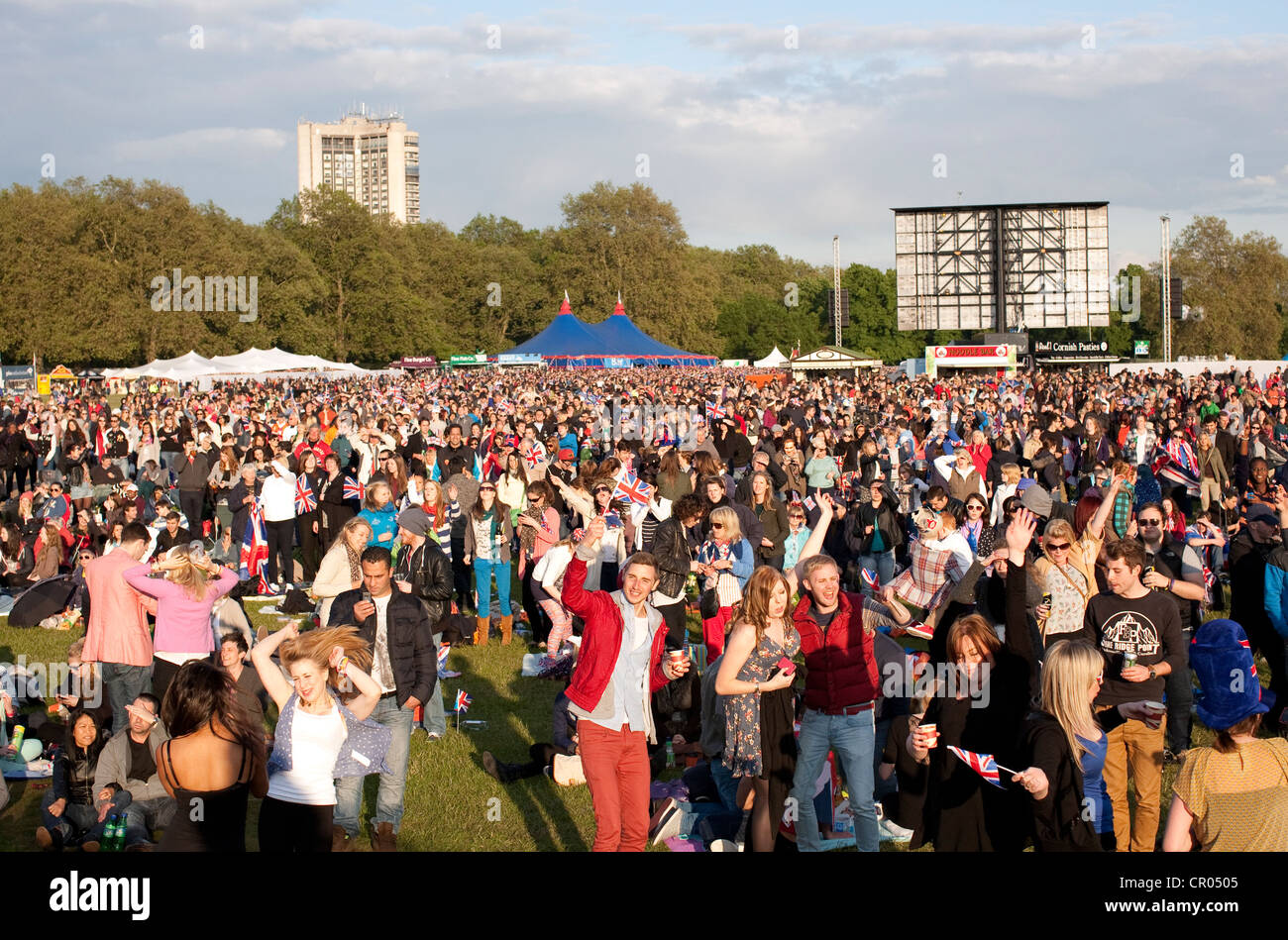 Foule dans Hyde Park du Jubilé de diamant de regarder les concerts sur grand écran, Londres Banque D'Images