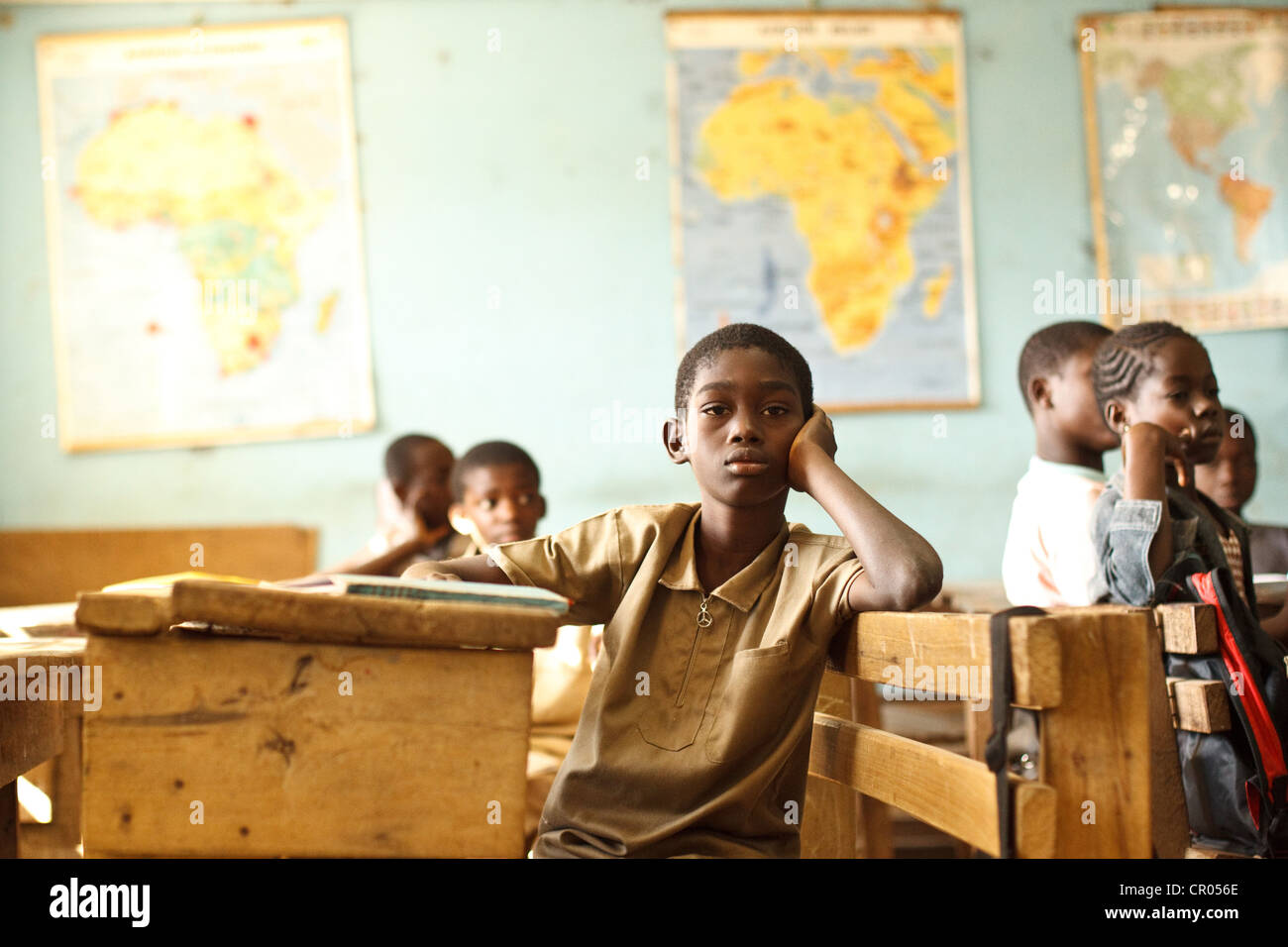 Un garçon écoute pendant la classe au groupe scolaire Bondoukou est l'école primaire de Bondoukou, région du Zanzan, Côte d'Ivoire le jeu Banque D'Images