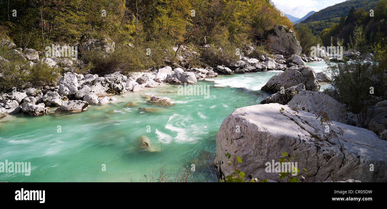 Vue panoramique sur la rivière Soca Soca, turquoise Valley près de Bovec, parc national du Triglav, en Slovénie, Europe Banque D'Images
