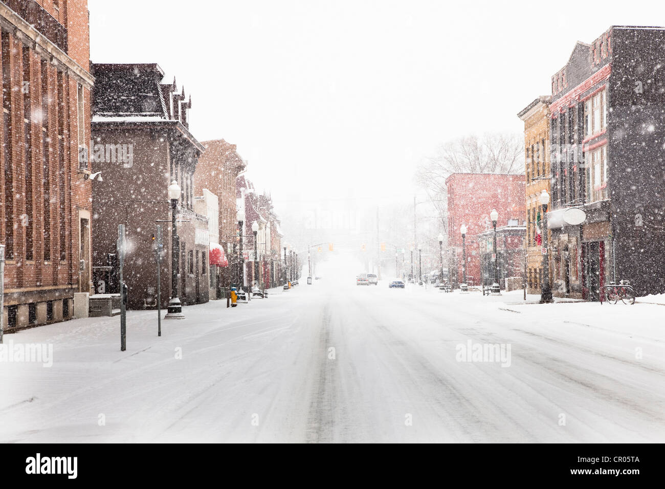 La neige qui tombe on city street Banque D'Images