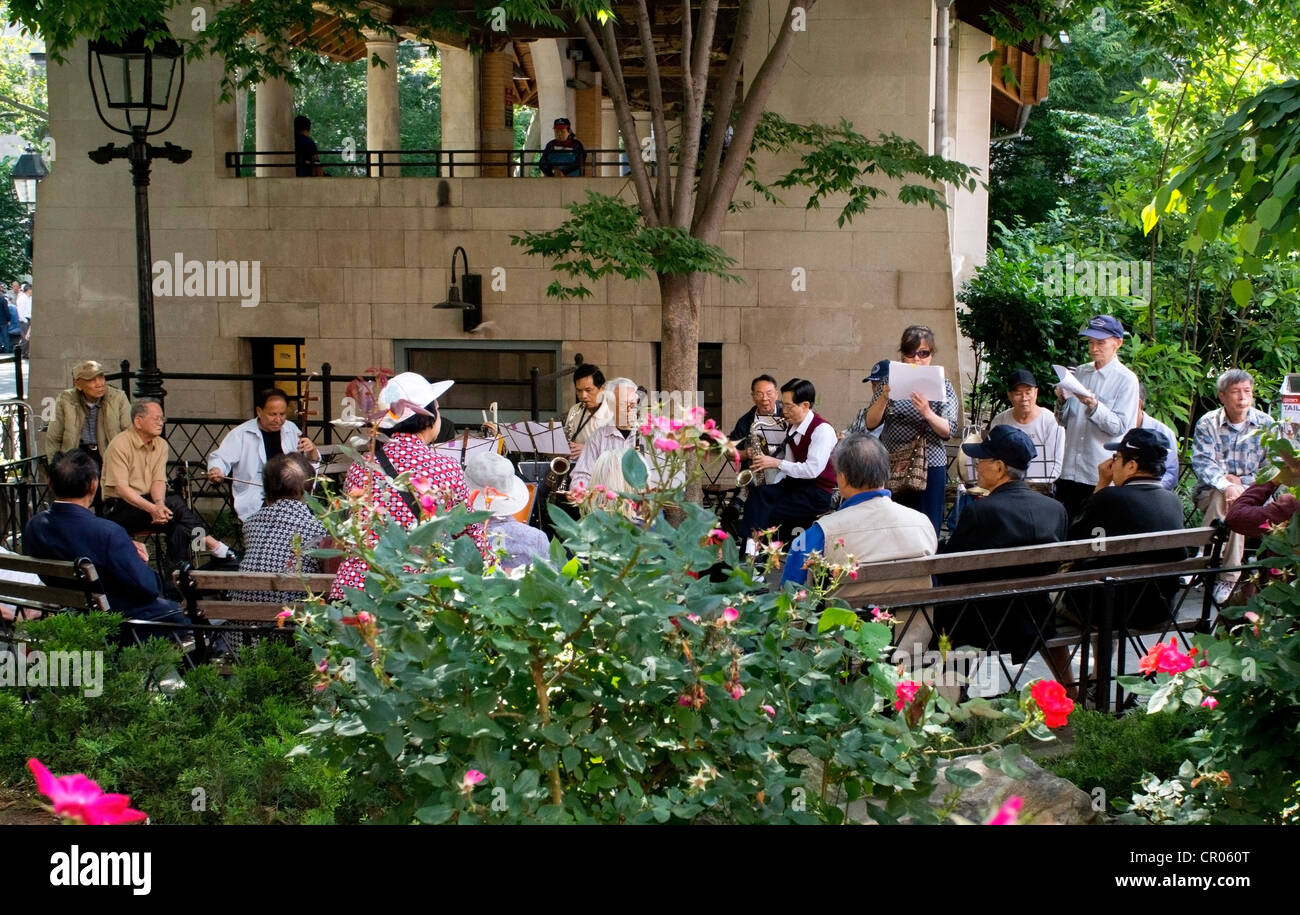 Un petit groupe d'opéra chinois musiciens jouent dans Columbus Park, Chinatown, New York City Banque D'Images