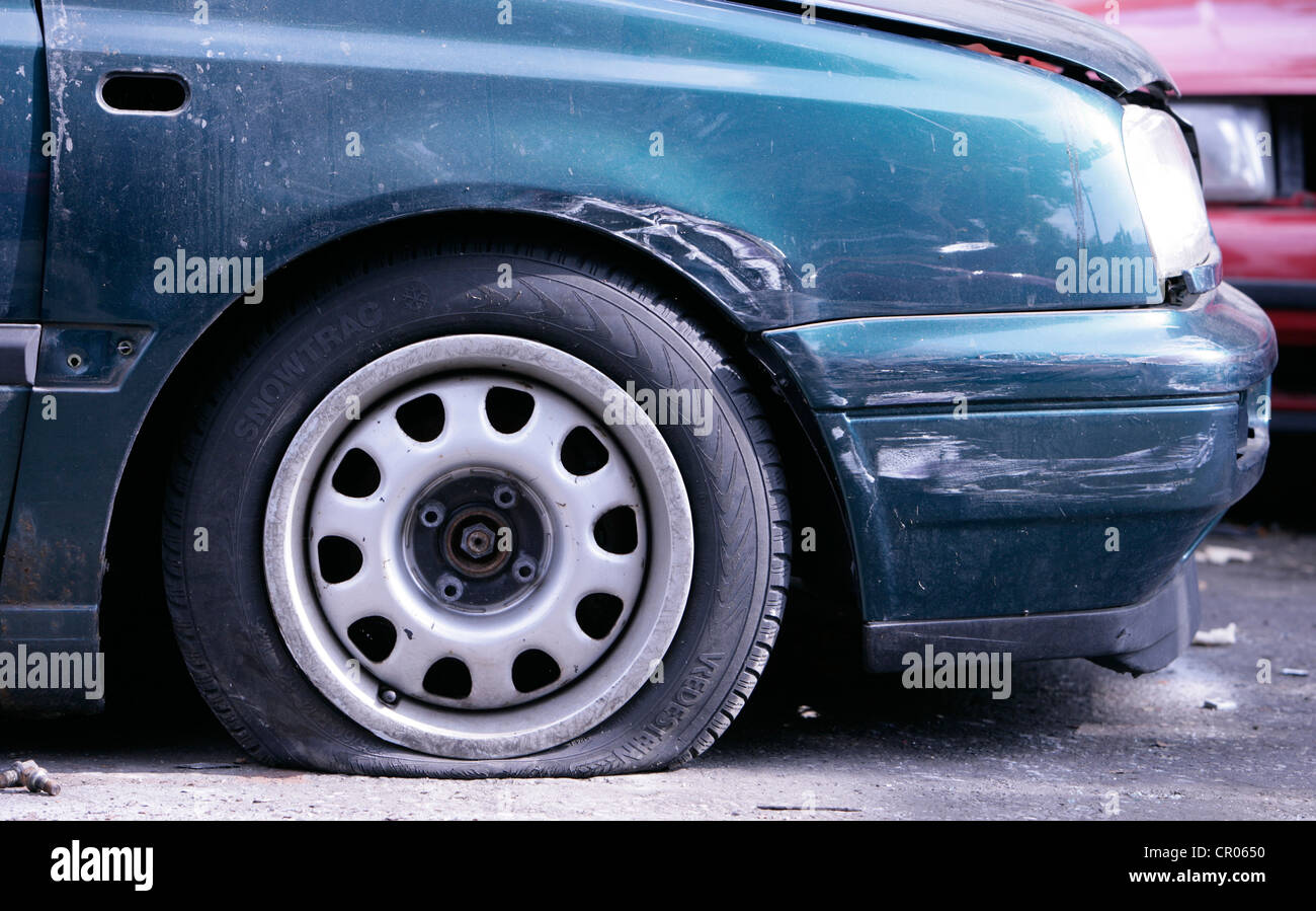 Pneu à plat sur un véhicule impliqué dans un accident Banque D'Images