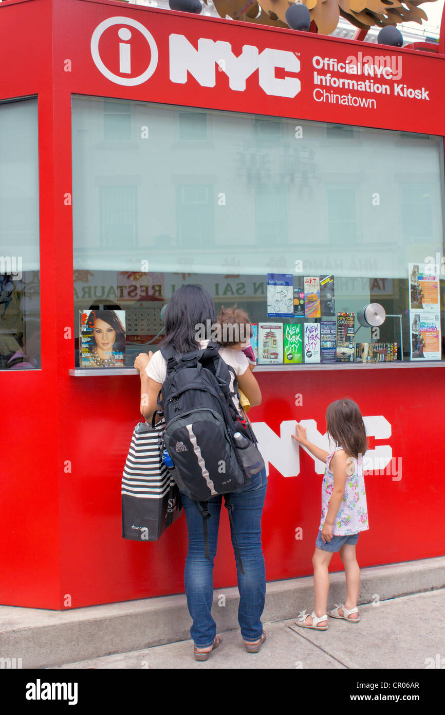 Une mère avec deux enfants demandant de l'information à un kiosque d'information NYC Chinatown Banque D'Images