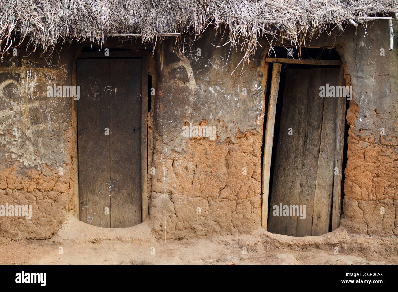 Portes en bois dans le village de Djorbana, région du Zanzan, Côte d'Ivoire le jeudi 24 novembre 2011. Banque D'Images