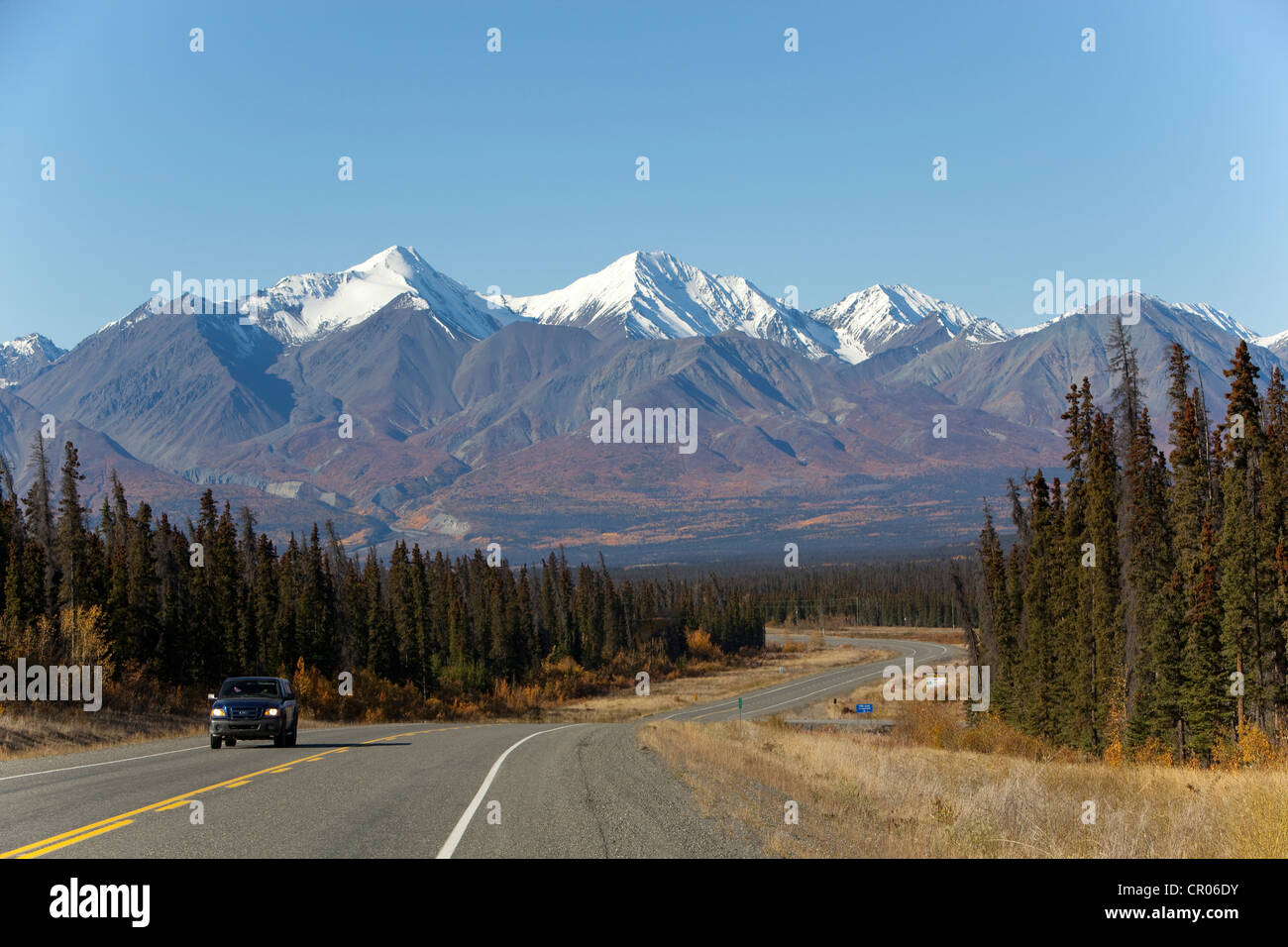 L'été indien le long de route de l'Alaska, les feuilles en couleurs d'automne, automne, St. Elias derrière, et la Réserve de parc national Kluane Banque D'Images