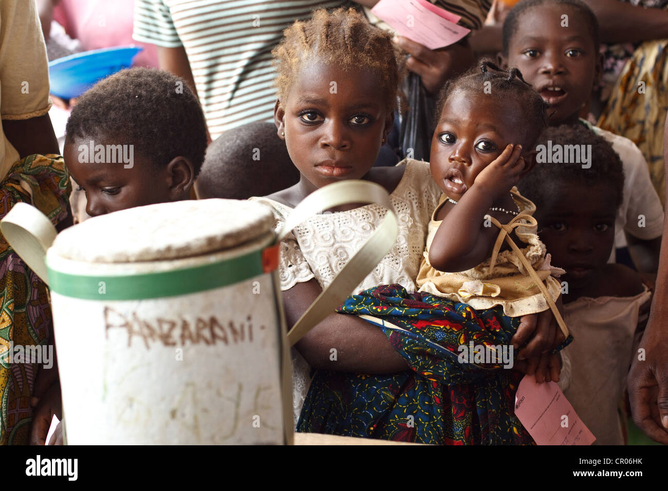 Les enfants attendent de se faire vacciner au cours d'une campagne de vaccination contre la rougeole à l'Panzarani health centre Banque D'Images