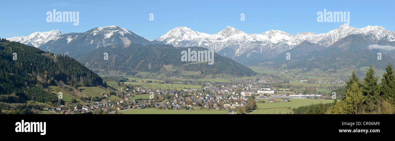 Haller mauern chaîne de montagne et la ville d'Admont, région des montagnes gesäuse, Styrie, Autriche, Europe Banque D'Images