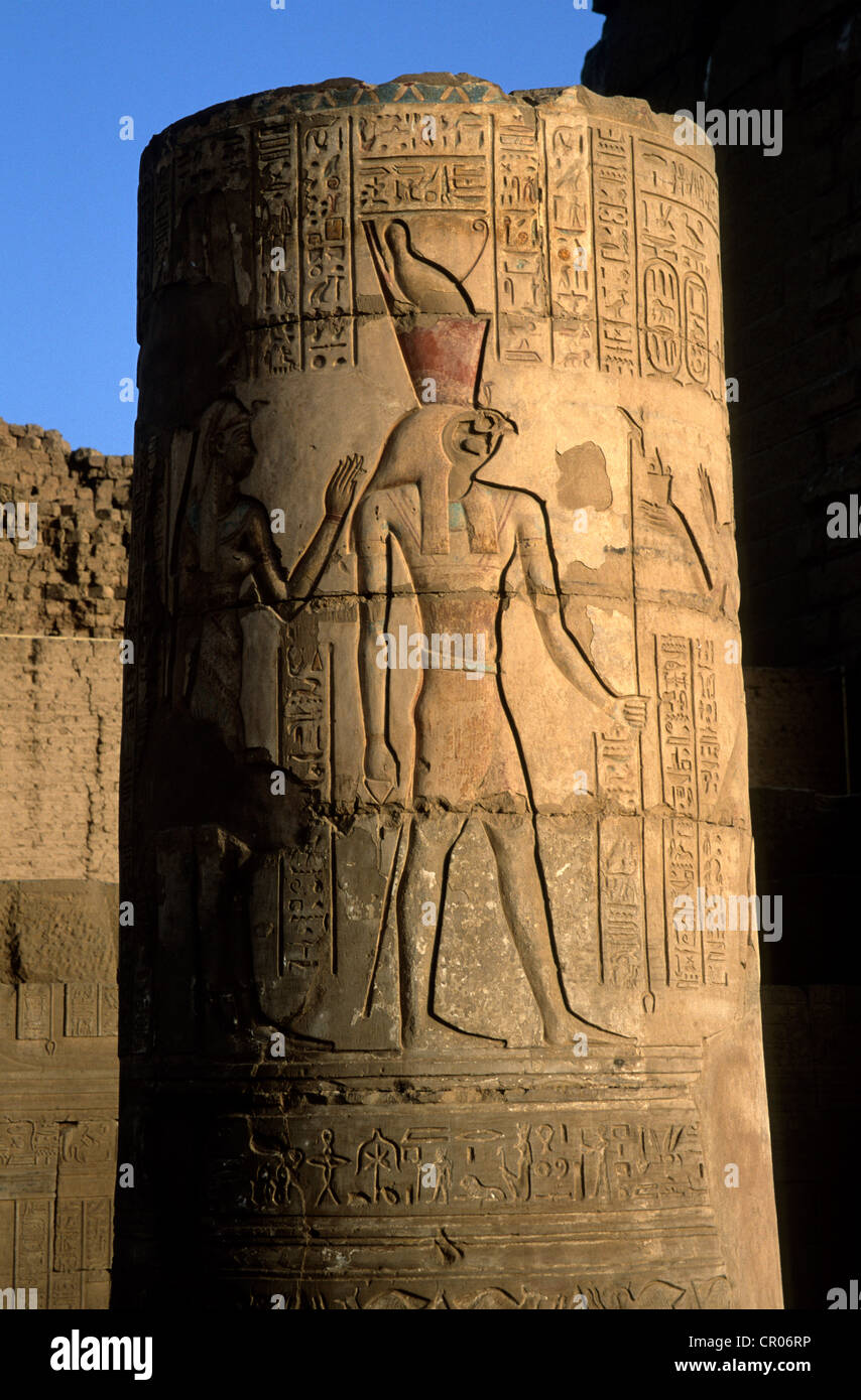 L'Égypte, de la Haute Égypte, vallée du Nil, Kom Ombo Temple dédié à Sobek, le dieu avec une tête de crocodile, bas-relief avec Horus Dieu Banque D'Images