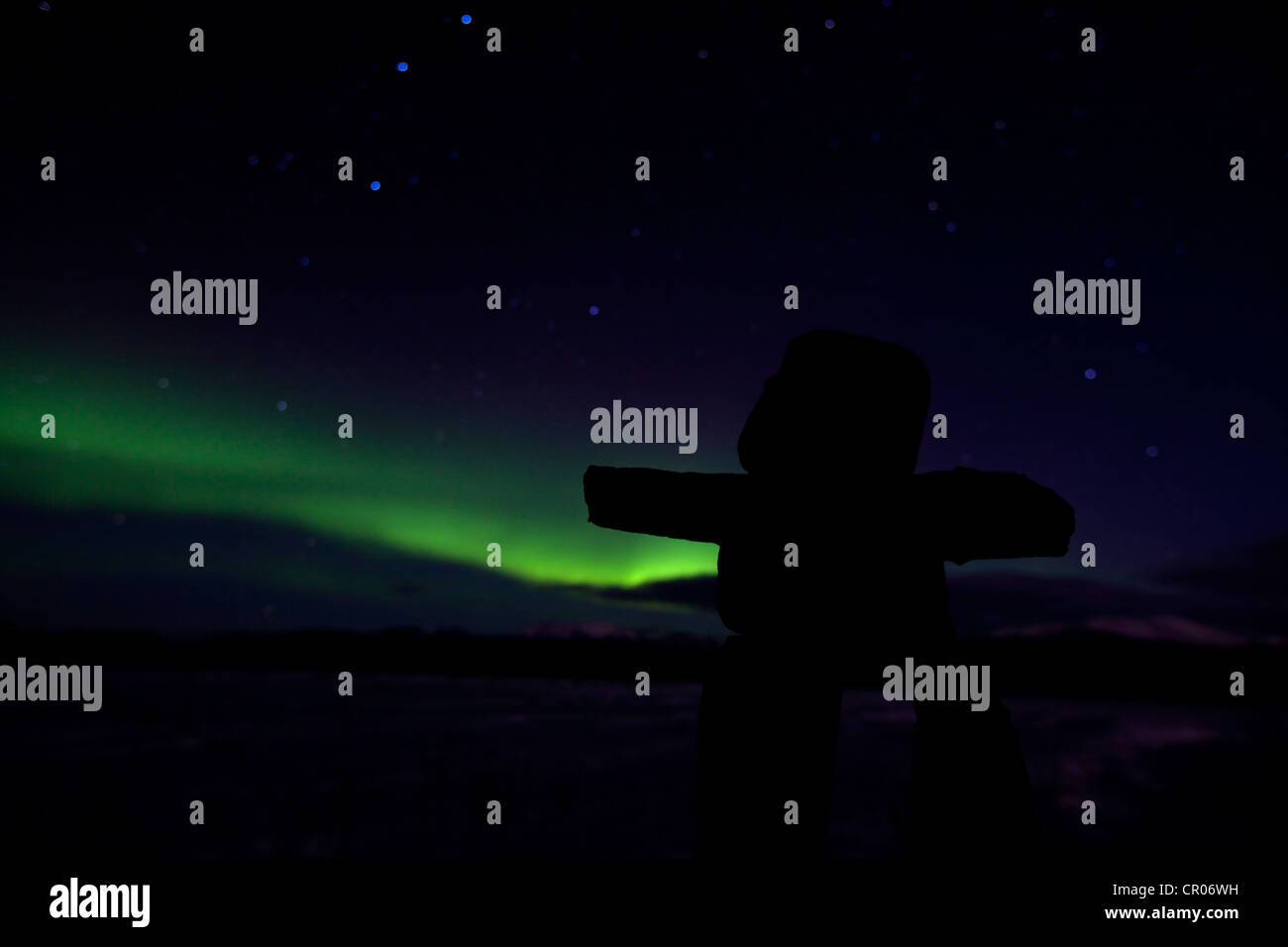 L'homme, pierre inuit Inukshuk, monument en pierre ou cairn, dans le Nord  de lumières polaires (Aurora Borealis), vert, près de Whitehorse Photo  Stock - Alamy