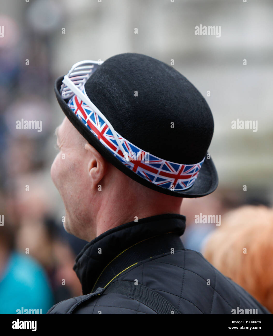 Side/vue arrière du mans chef portant un chapeau melon avec union jacks autour du bord.Lunettes reposant sur le haut de hat. Banque D'Images