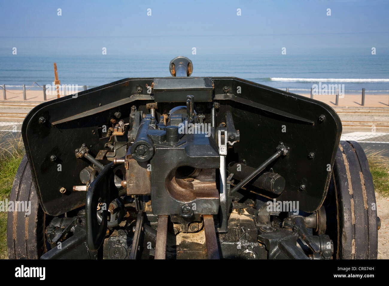 Seconde Guerre mondiale cannon pointant vers la mer du Nord sur la WW2 museum mur de l'Atlantique à Raversijde, Belgique Banque D'Images