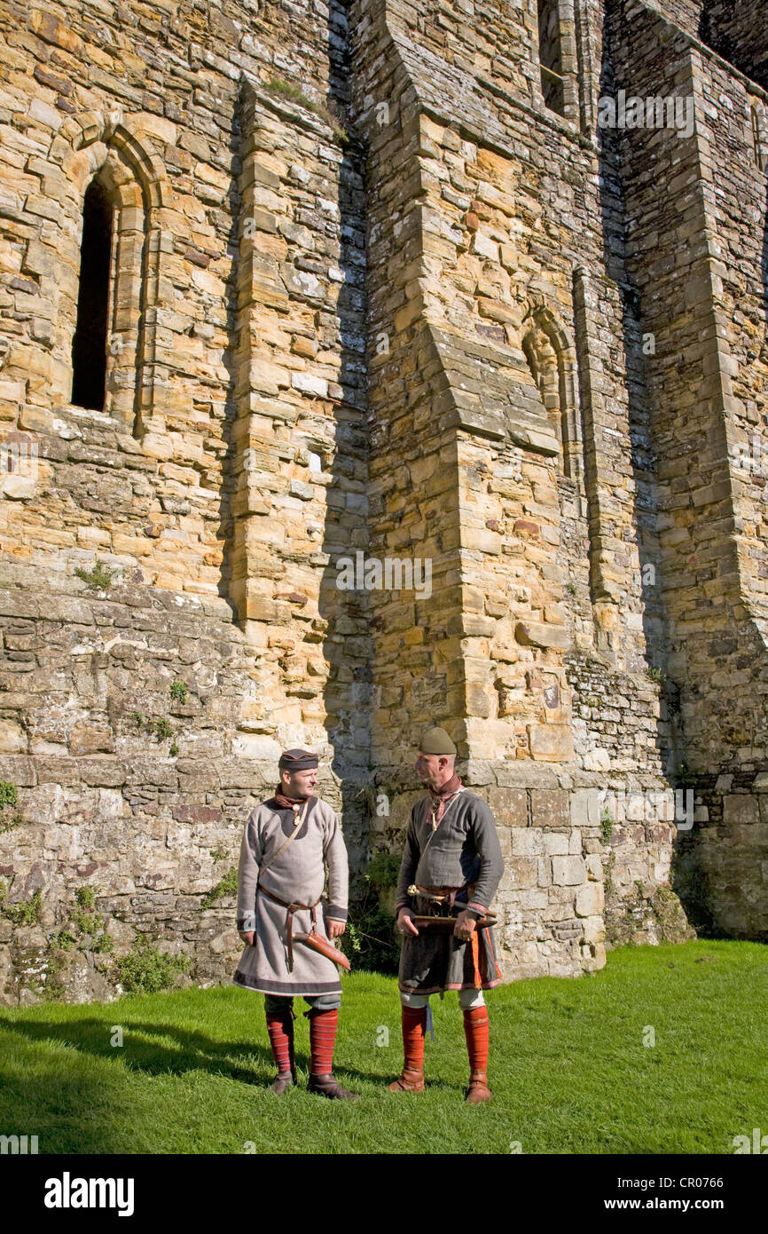 UK. L'Angleterre. Battle Abbey. East Sussex. Deux hommes en costumes médiévaux. Banque D'Images