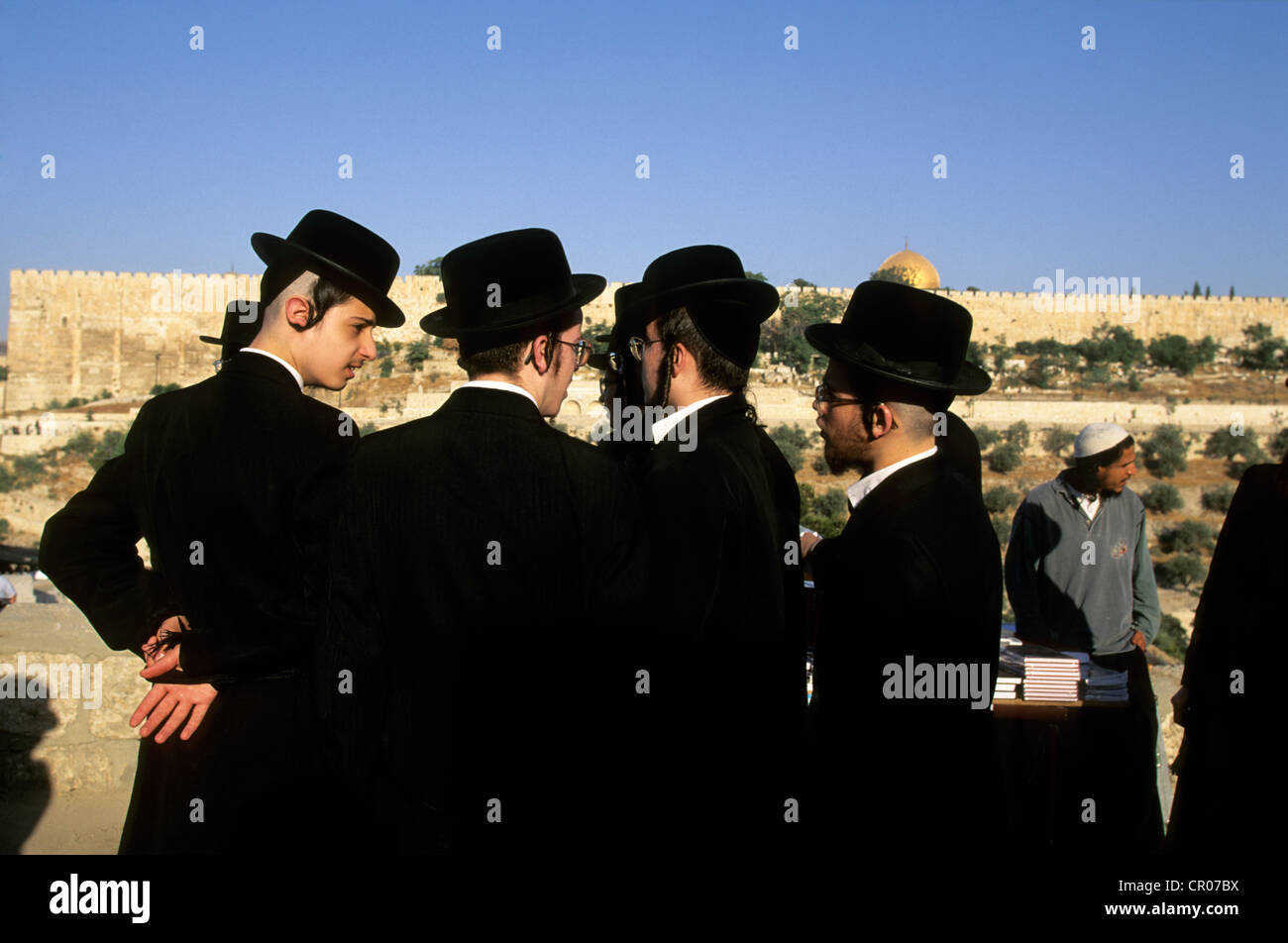 Israël, Jérusalem, ville sainte, les juifs hassidiques (Chabad Lubavitch branc) dans le cimetière du Mont des Oliviers Banque D'Images
