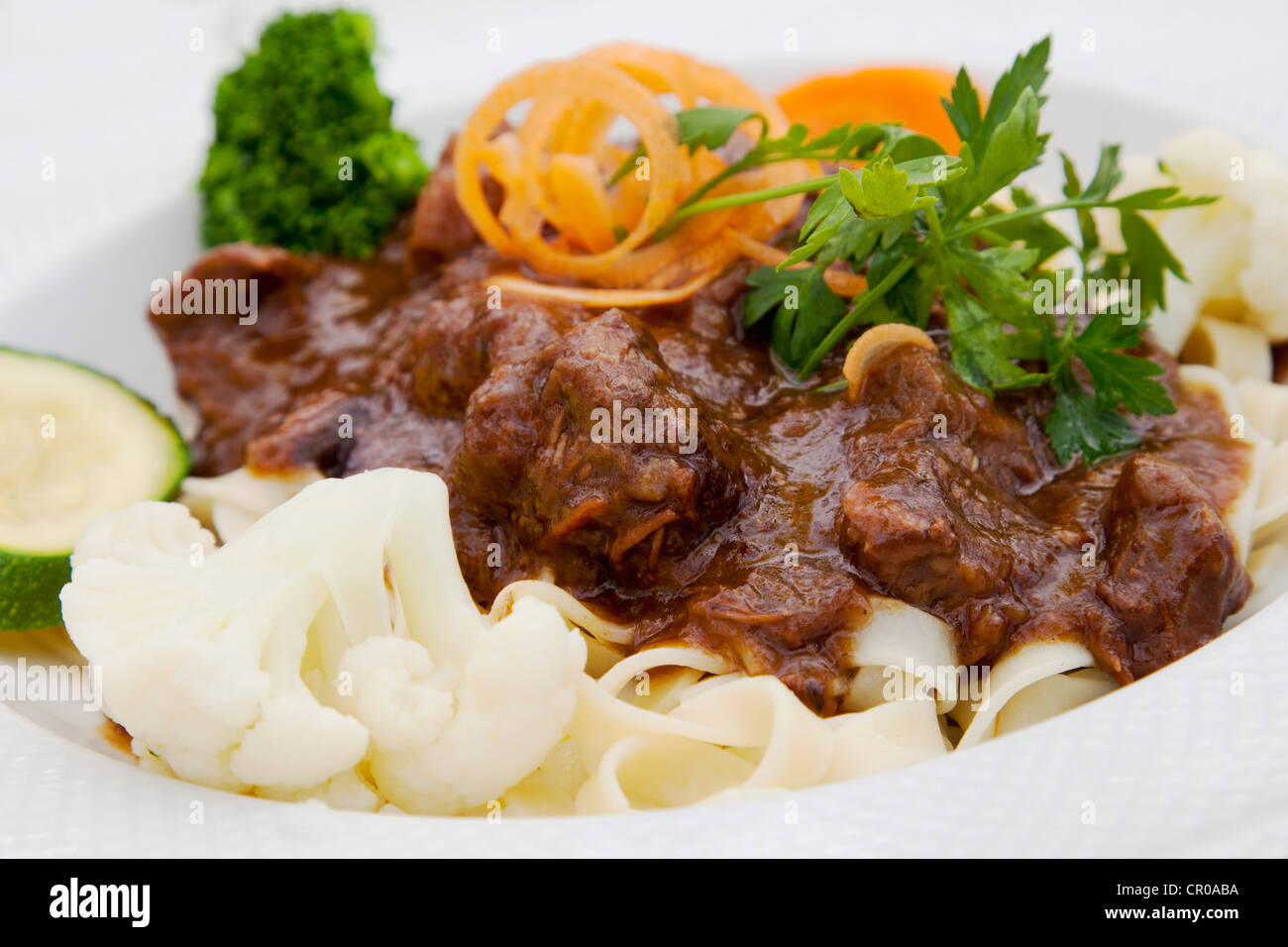 Le Bœuf Bourguignon Avec Des Pates Et Legumes Photo Stock Alamy