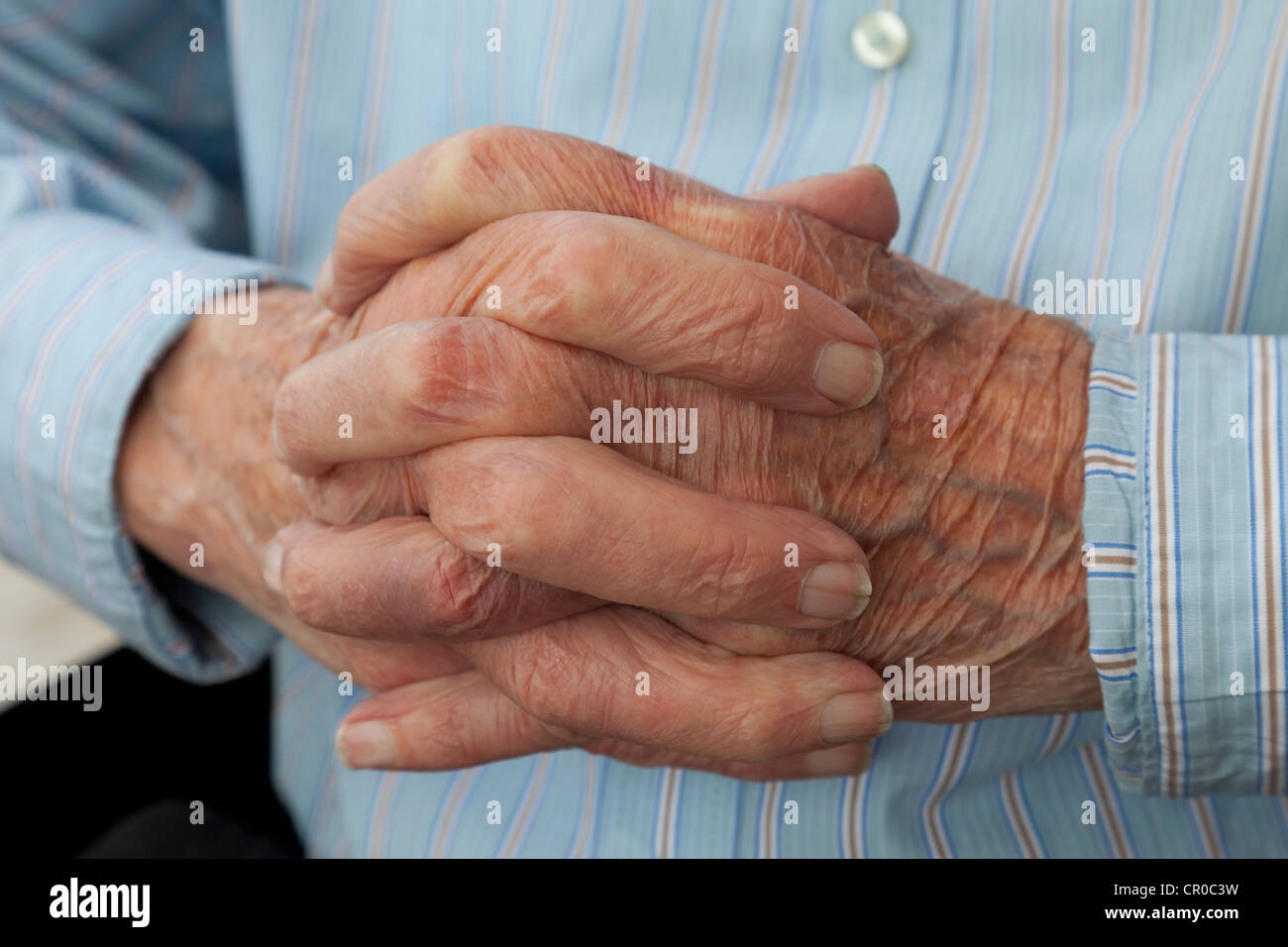 Mains jointes d'un vieil homme, dans la prière, une maison de soins