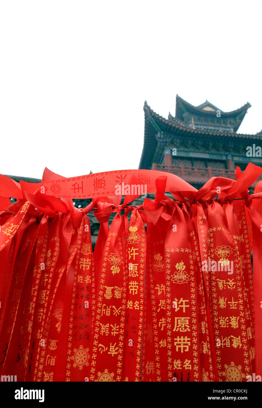 Souhaitez faire qi yuan (rubans) dai hung dans un temple bouddhiste à Chongqing. Banque D'Images