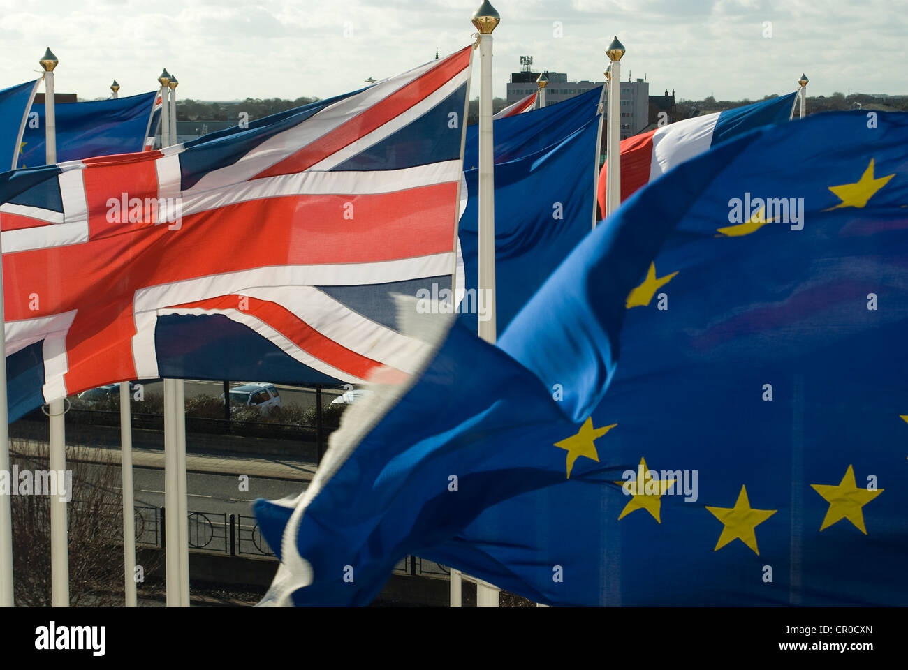 Union Jack et de l'Union européenne drapeaux flottants sur de nombreux mâts de drapeau Banque D'Images
