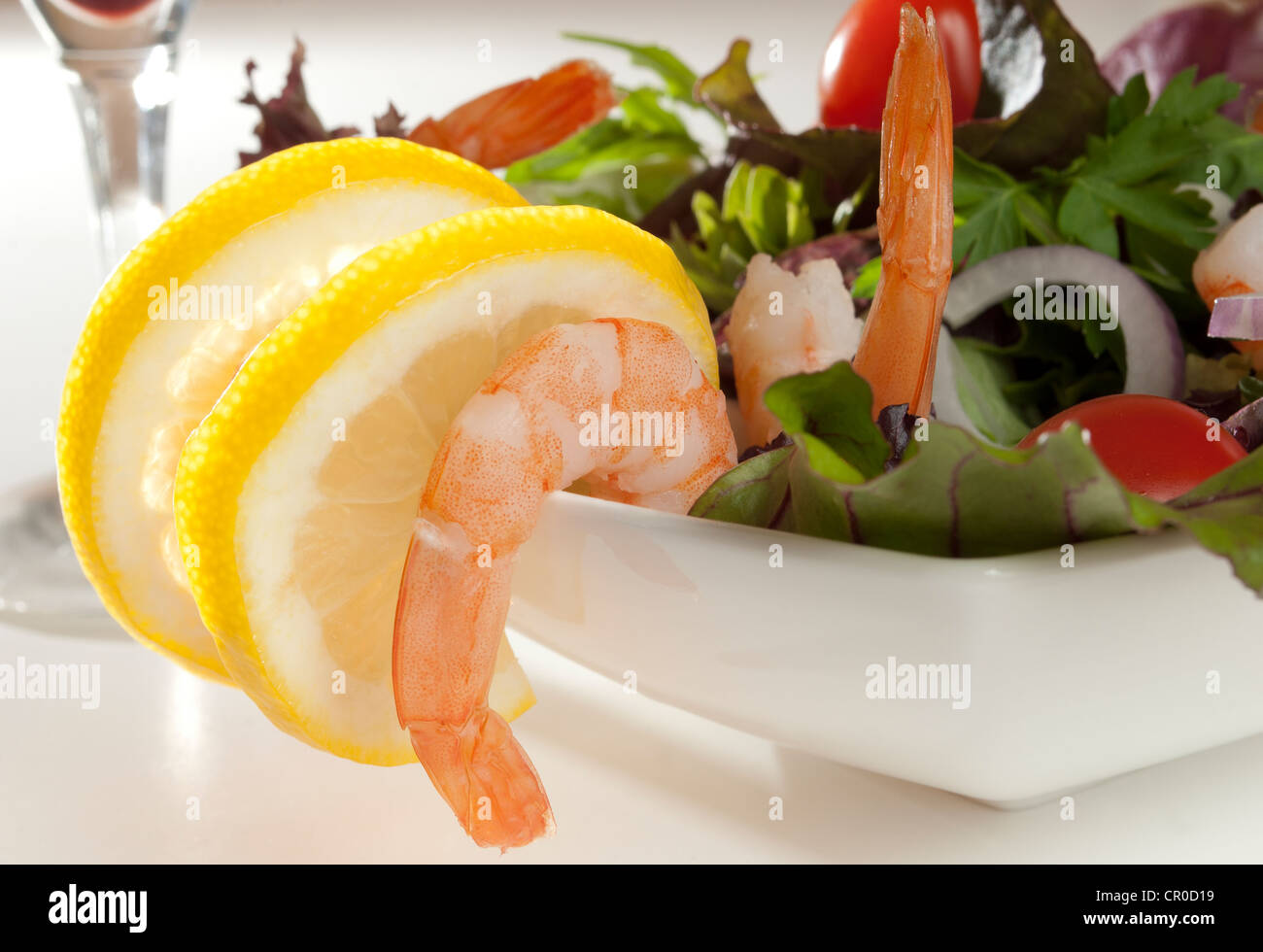 Salade de langoustines à base de crevettes, salade d'herbes, tomates italiennes, et les oignons rouges. Banque D'Images