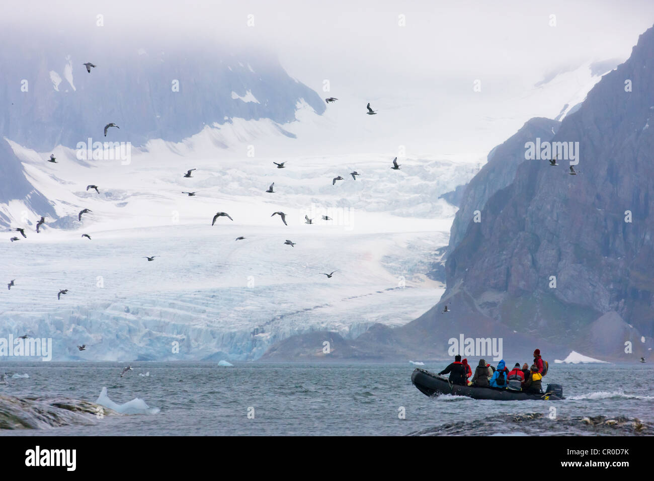 Zodiaque dans l'océan Arctique, Hornsund, plus au sud du Spitzberg, Norvège fjord Banque D'Images
