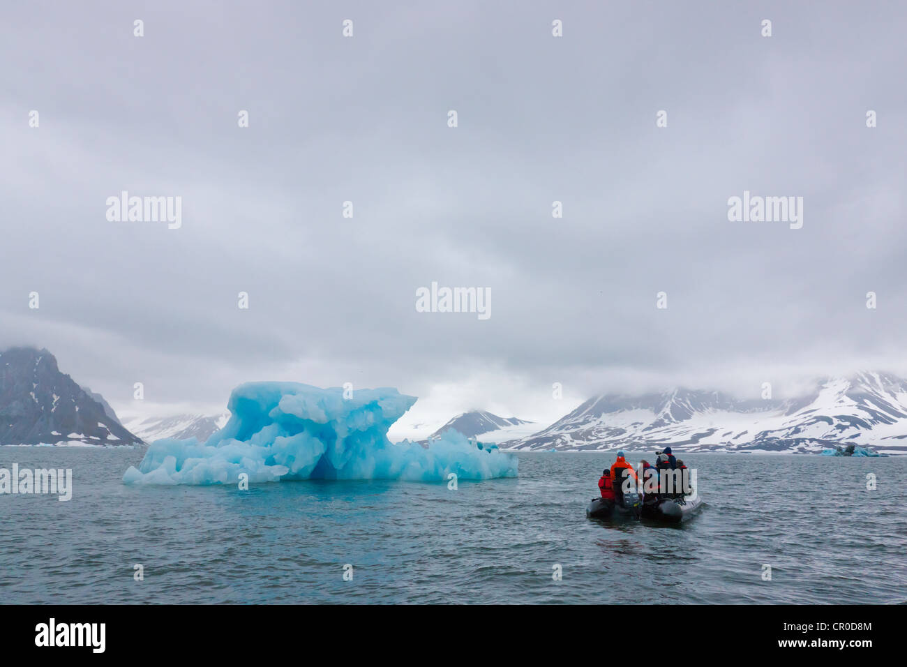 Zodiaque dans l'océan Arctique, Hornsund, plus au sud du Spitzberg, Norvège fjord Banque D'Images