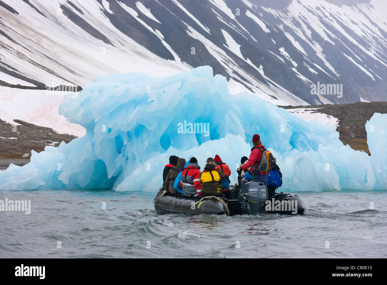 Les touristes en zodiac à photographier les iceberg, Hornsund, plus au sud du Spitzberg, Norvège fjord Banque D'Images