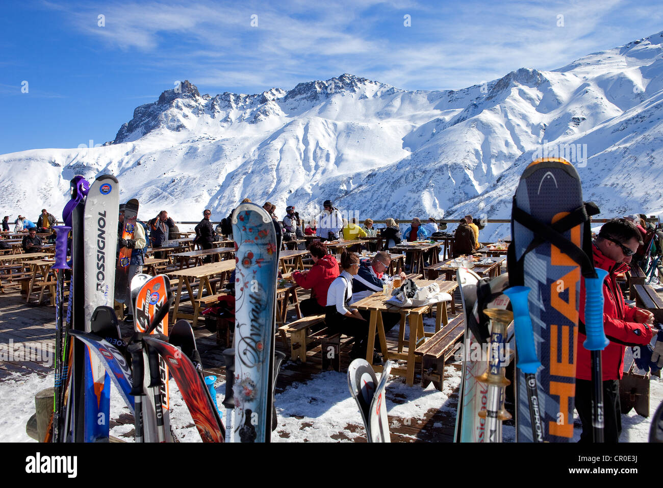 France, Savoie, Tarentaise, Massif de la Vanoise, Valmorel, terrasse de l'Alpage mounatin restaurant avec vue sur la pointe du Banque D'Images